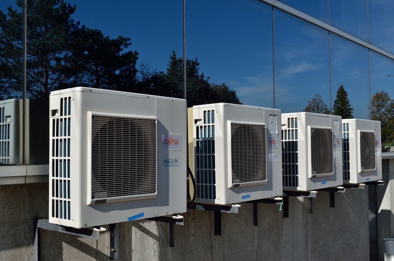 Znaczenie czyszczenia wymienników ciepła w chłodnictwie: Dlaczego regularne czyszczenie wymienników ciepła jest istotne dla efektywności chłodniczych systemów.