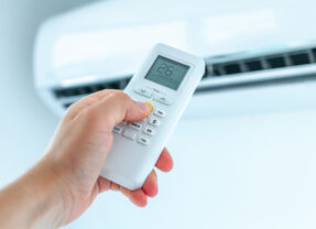 Klimatyzacja okienna vs. klimatyzacja ścienno-sufitowa: Porównanie różnych typów systemów klimatyzacyjnych do montażu na ścianie i w oknie.